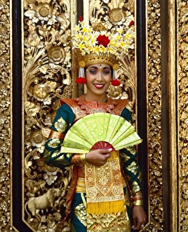 Images Dated 24th January 2000: Portrait of a Legong dancer
