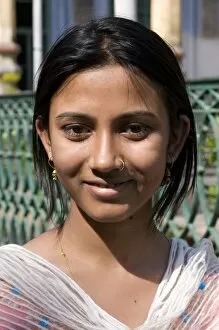 Images Dated 13th April 2009: Portrait of smiling, pretty woman, Kolkata, India, Asia