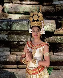 Images Dated 26th July 2008: Portrait of a traditional Cambodian apsara dancer, temples of Angkor Wat