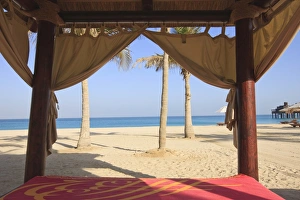 Images Dated 18th September 2009: Four poster sunlounger on Jumeirah Beach and the Burj Al Arab Hotel, Jumeirah Beach