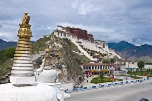 Images Dated 20th August 2010: The Potala Palace former chief residence of the Dalai Lama, UNESCO World Heritage Site