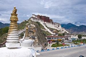 Images Dated 20th August 2010: The Potala Palace former chief residence of the Dalai Lama, UNESCO World Heritage Site
