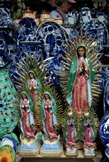 Images Dated 31st October 2008: Pottery crafts for sale, San Miguel de Allende, Guanajuato, Mexico, North America