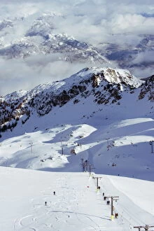 Images Dated 31st March 2009: Powder skiing at Whistler mountain resort, venue of the 2010 Winter Olympic Games