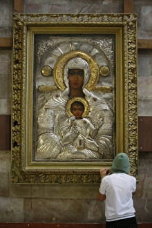 Images Dated 14th September 2007: Prayer in the Katholikon Greek Orthodox church in the Church of the Holy Sepulchre