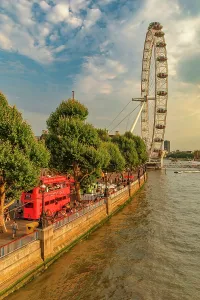 Downtown Prints: Promenade an der Themse mit London Eye-Riesenrad, London, England, Grovbritannien