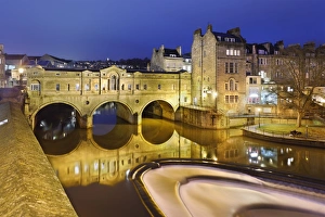Pulteney Bridge on the River Avon floodlit at night, Bath, UNESCO World Heritage Site