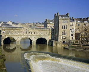 Pulteney Bridge over the River Avon and weir, Bath, UNESCO World Heritage Site