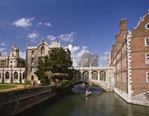 Images Dated 25th September 2008: Punting under the Bridge of Sighs on the River Cam at St. Johns College