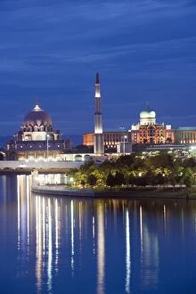 Images Dated 6th September 2009: Putra Mosque, Putrajaya, Malaysia, Southeast Asia, Asia