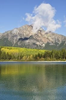 Images Dated 30th September 2009: Pyramid Lake and Pyramid Mountain, Jasper National Park, UNESCO World Heritage Site