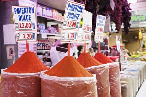 Images Dated 13th May 2009: Pyramid of spices, Mercado Centra (Central Market), Valencia, Comunidad Valencia, Spain, Europe