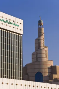 Images Dated 14th December 2007: Qatar Central Bank and the spiral mosque of the Kassem