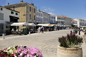Images Dated 18th June 2009: Quayside restaurants and traditional shuttered buildings, La Flotte, Ile de Re
