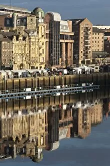 Newcastle Upon Tyne Collection: Quayside Sunday Morning Market, Law Court Building behind, River Tyne, Newcastle upon Tyne