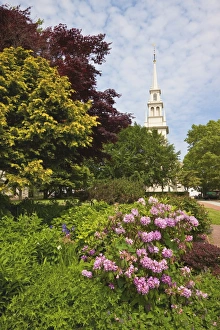 Images Dated 9th May 2009: Queen Anne Square and Trinity Church dating from 1726, the oldest Episcopal parish in the state