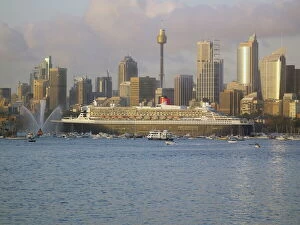 Ship Collection: Queen Mary 2 on maiden voyage arriving in Sydney Harbour, New South Wales