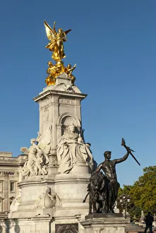 Queen Victoria Prints: Queen Victoria Monument, Buckingham Palace, The Mall, London, England, United Kingdom