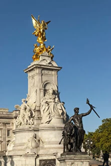 Buckingham Palace Collection: Queen Victoria Monument, Buckingham Palace, The Mall, London, England, United Kingdom