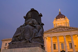 Images Dated 23rd June 2007: Queen Victoria statue and Legislative Building, Winnipeg, Manitoba, Canada, North America