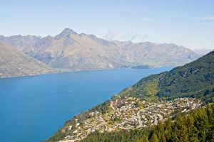 Queenstown Prints: Queenstown, Lake Wakatipu and the Remarkables Mountains