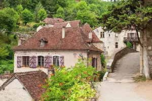 Cobblestone Prints: Quiet streets and traditional houses in Saint-Cirq-Lapopie