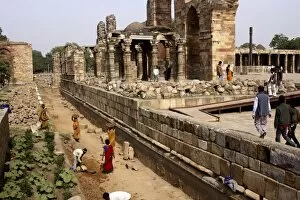 Images Dated 17th January 2008: Qutab Complex, UNESCO World Heritage Site, Delhi, India, Asia