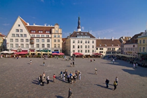 Images Dated 9th August 2006: Raekoja Plats (Town Hall Square), Old Town of Tallinn, UNESCO World Heritage Site