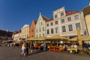 Images Dated 7th August 2006: Raekoja Plats (Town Hall Square), Old Town of Tallinn, UNESCO World Heritage Site