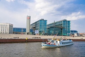 Images Dated 20th April 2010: The railway station, Lehrter Bahnhof seen from the Spree in the center of Berlin