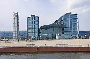 Images Dated 20th April 2010: The railway station, Lehrter Bahnhof seen from the Spree in the center of Berlin