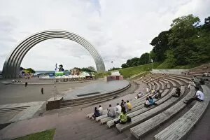 Images Dated 8th June 2009: Rainbow Arch, Friendship of Nations Monument, Kiev, Ukraine, Europe