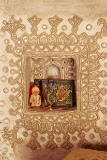 Tribal Prints: Raised mud reliefs inlaid with mirror on the walls