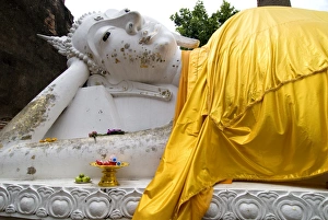 Images Dated 17th October 2007: Reclining Buddha, Ayuthaya, Thailand, Southeast Asia, Asia