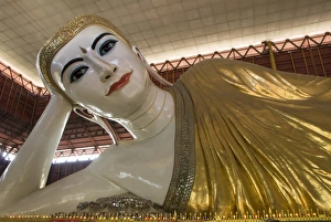 Reclining Buddha, Chauk Htat Gyi Pagoda, Yangon (Rangoon), Myanmar (Burma), Asia
