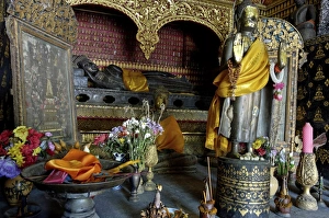 Images Dated 30th September 2006: Reclining Buddha, Red Chapel, Wat Xieng Thong, Luang Prabang, UNESCO World Heritage Site