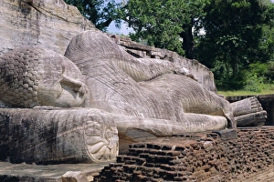 Reclining Buddha statue