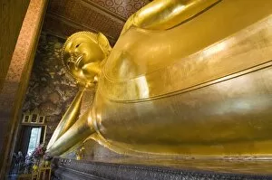 Images Dated 30th December 2007: Reclining Buddha, Wat Pho, Bangkok, Thailand, Southeast Asia, Asia