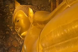 Images Dated 22nd December 2007: Reclining Buddha at Wat Pho Temple, Rattanakosin District, Bangkok, Thailand