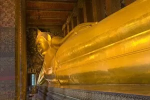Images Dated 22nd December 2007: Reclining Buddha at Wat Pho Temple, Rattanakosin District, Bangkok, Thailand