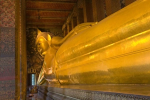 Images Dated 22nd December 2007: Reclining Buddha at Wat Pho Temple, Rattanakosin District, Bangkok, Thailand