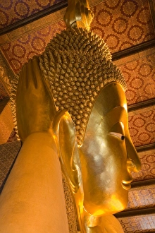 Images Dated 22nd December 2007: Reclining Buddha at Wat Pho Temple, Rattanakosin District, Bangkok, Thailand