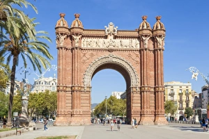 Arecaceae Prints: The red brick Arc de Triomf (Arc de Triomphe) (Arco de Triunfo)