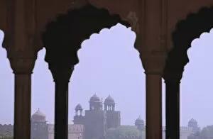 Images Dated 3rd April 2010: Red Fort from arches of Jami Masjid mosque, Old Delhi, India, Asia