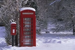 Images Dated 8th August 2008: Red letterbox and telephone box in the snow