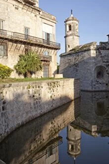 Images Dated 5th October 2009: Reflection in moat of the tower of the Fortress of Real Fuerza in Old Havana
