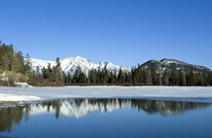 Images Dated 21st February 2008: Reflection of Rocky Mountains in Vermilion Lakes in Banff National Park