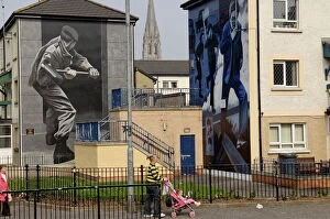 Images Dated 14th April 2007: Republican murals around Free Derry Corner, Bogside, Derry, Ulster, Northern Ireland