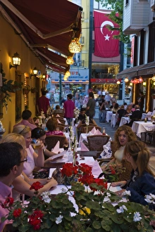 Images Dated 12th June 2008: Restaurant dining outdoors in the trendy tourist district of Sultanahmet