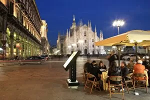 Images Dated 27th October 2010: Restaurant in Piazza Duomo at dusk, Milan, Lombardy, Italy, Europe